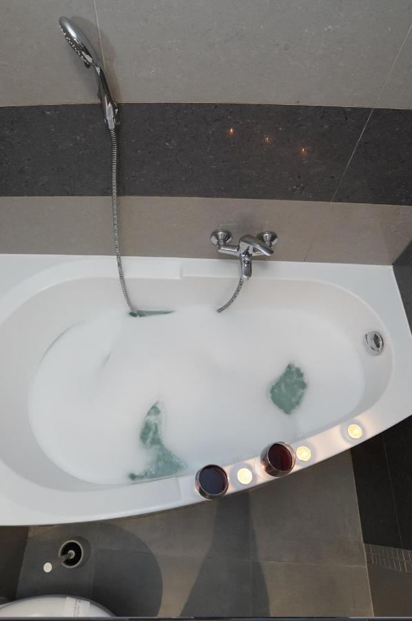 Superior One-Bedroom Apartment Jacuzzi