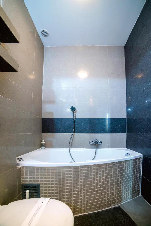 Superior One-Bedroom Apartment Jacuzzi